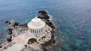 Saint Theodor Lantern, Argostoli, Kefalonia, Yunanistan 'ın hava klibi
