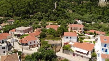 Yunanistan 'ın Ithaca kentindeki Kioni belediye limanının klibi