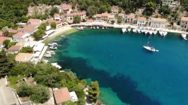 Yunanistan 'ın Ithaca kentindeki Kioni belediye limanının klibi
