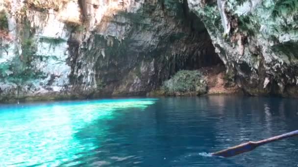 希腊Kefalonia的Melissani湖洞穴 — 图库视频影像