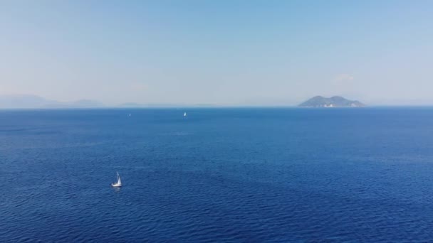 Flygfoto Segelbåt Till Havs Ithaka Grekland — Stockvideo