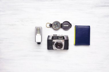 Vintage fotoğraf makinesi ve seyahat öğelerin Üstten Görünüm