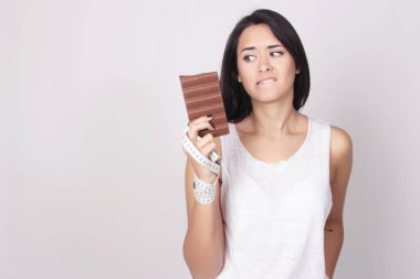 Genç kadın Holding çikolata ve ölçü birimi teyp karar