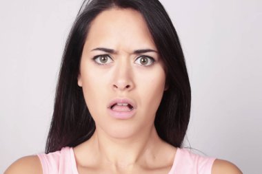 Sürpriz ve şaşkın bir ifade ile genç güzel kadın