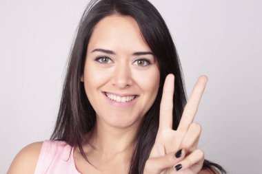 Genç kadın iki parmağını güveniyor.