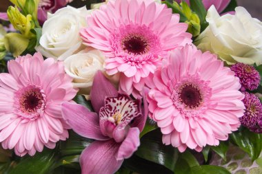 Şenlikli buket, kadınlar için çiçekler.,