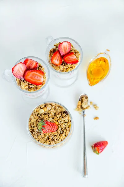 格兰诺拉麦片，草莓牛奶和蜂蜜早餐健康食品 — 图库照片