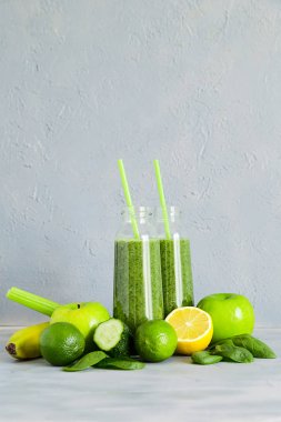 Yeşil Smoothie malzemeler sağlıklı içecek detoks diyet yaz