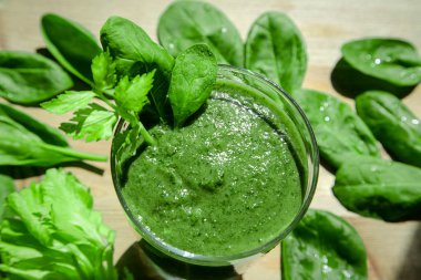 Yeşil Smoothie malzemeler sağlıklı içecek detoks diyet yaz kapat