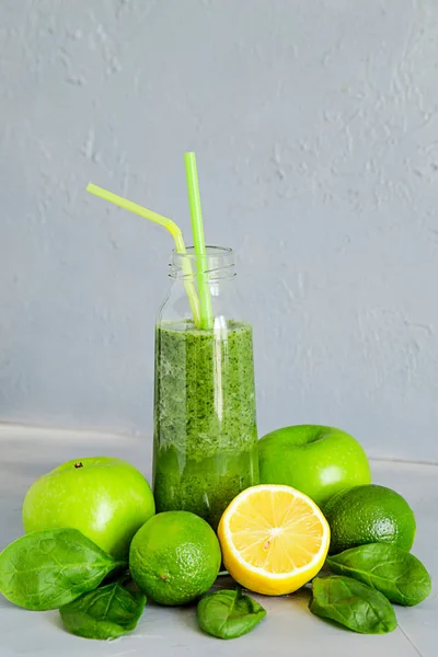 녹색 스무디 재료 건강 음료 해독 다이어트 여름 — 스톡 사진