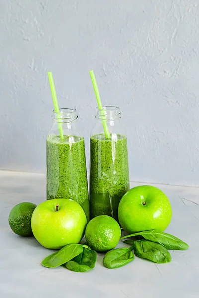 绿色的思慕雪成分健康饮料排毒饮食夏天 — 图库照片