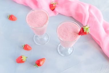 Pembe yüzlü gri arka plan üzerinde. Sağlıklı içecek. Detoks ya da diyet kavramı.