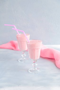 Pembe yüzlü gri arka plan üzerinde. Sağlıklı içecek. Detoks ya da diyet kavramı.