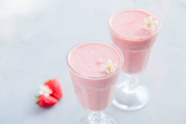Pembe smoothy. yaz. Sağlıklı içecek. Detoks ya da diyet kavramı.