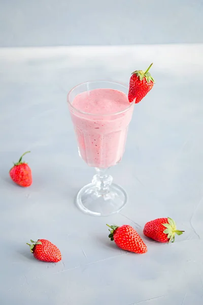 Ροζ smoothie σε γκρι φόντο. Υγιεινό ποτό. Δίαιτα αποτοξίνωσης ή έννοια. — Φωτογραφία Αρχείου