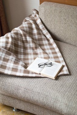 Bir kitap okuma rahat. Akşam ya da sabah saat. Yaşam tarzı kavramı