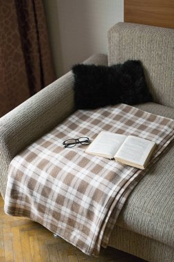 Bir kitap okuma rahat. Akşam ya da sabah saat. Yaşam tarzı kavramı