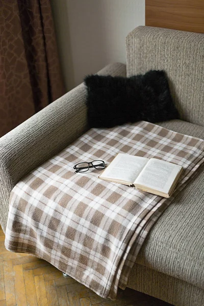 Bir kitap okuma rahat. Akşam ya da sabah saat. Yaşam tarzı kavramı