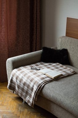 Bir kitap okuma rahat. Akşam ya da sabah saat. Yaşam tarzı kavramı