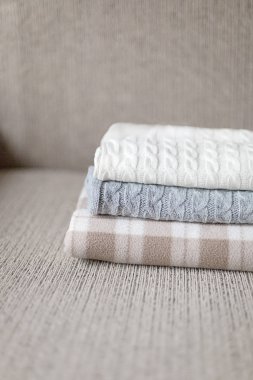 Biraz rahat kareli bir kanepe. Sonbahar ya da kış konsepti.