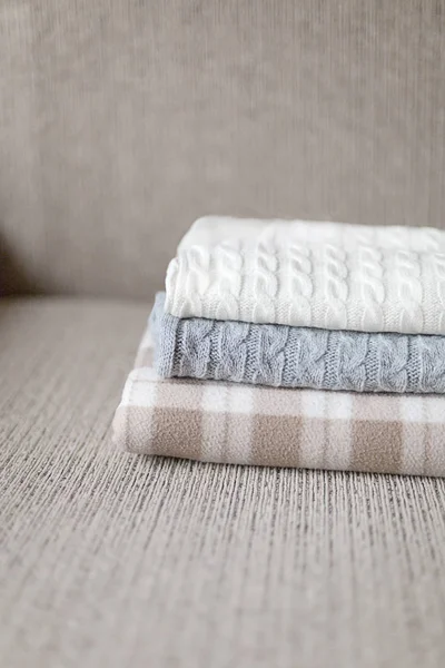 Biraz rahat kareli bir kanepe. Sonbahar ya da kış konsepti.