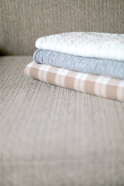 Biraz rahat kareli bir kanepe. Sonbahar ya da kış konsepti.