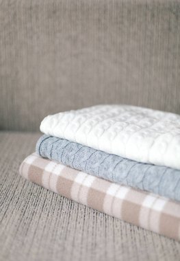 Biraz rahat kareli bir kanepe. Sonbahar ya da kış konsepti.