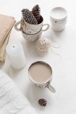 Rahat kahvaltı kahve ve süt ile. Yaşam tarzı kavramı.