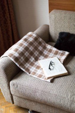 Bir kitap okuma rahat. Akşam ya da sabah saat. Yaşam tarzı kavramı