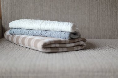 Biraz rahat kareli bir kanepe. Sonbahar ya da kış konsepti.