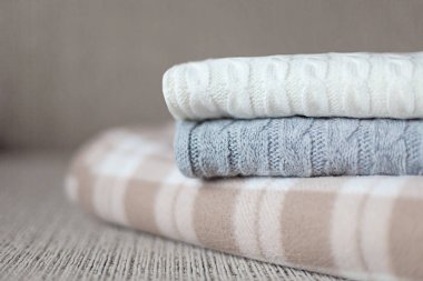 Biraz rahat kareli bir kanepe. Sonbahar ya da kış konsepti.