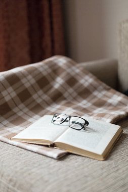 Bir kitap okuma rahat. Akşam ya da sabah saat. Yaşam tarzı kavramı