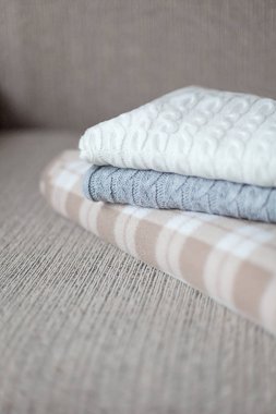 Biraz rahat kareli bir kanepe. Sonbahar ya da kış konsepti.