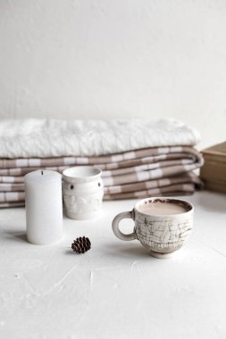 Rahat kahvaltı kahve ve süt ile. Yaşam tarzı kavramı.