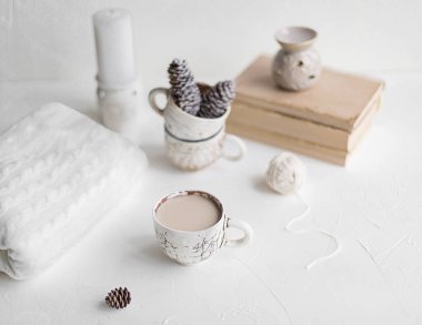 Rahat kahvaltı kahve ve süt ile. Yaşam tarzı kavramı.