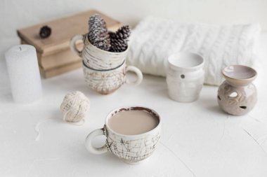 Rahat kahvaltı kahve ve süt ile. Yaşam tarzı kavramı.