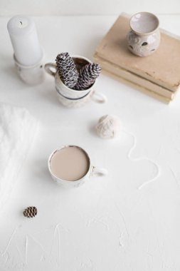 Rahat kahvaltı kahve ve süt ile. Yaşam tarzı kavramı.