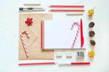 Noel düz yatıyordu. Noel Baba'ya bir mektup yazma.