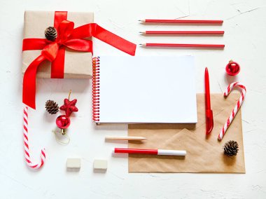 Noel düz yatıyordu. Noel Baba'ya bir mektup yazma.