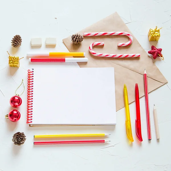 Noel düz yatıyordu. Noel Baba'ya bir mektup yazma.