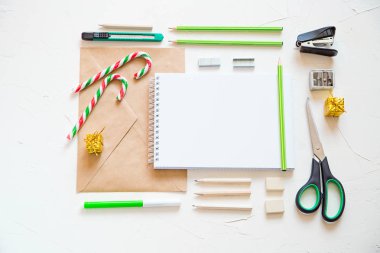 Noel düz yatıyordu. Noel Baba'ya bir mektup yazma.