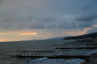 Deniz, plaj rahatlatıcı ve güzel manzaralı. Tatil, yaz. Bir iskele.