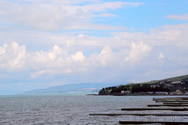 Deniz, plaj rahatlatıcı ve güzel manzaralı. Tatil, yaz. Bir iskele.