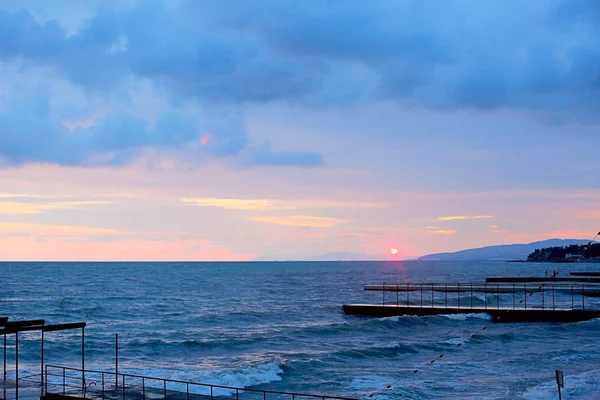 Paisaje marino, playa con hermosa y relajante vista. Vacaciones, verano. Un muelle . — Foto de Stock