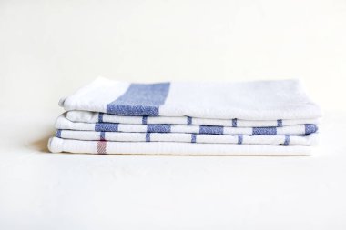 Pamuk mutfak peçete beyaz beton masada. Scandynavian tarzı. Yaşam tarzı.