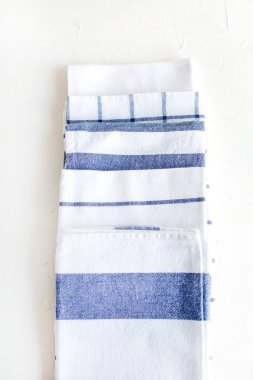 Pamuk mutfak peçete beyaz beton masada. Scandynavian tarzı. Yaşam tarzı.