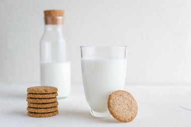 Taze süt şişe ve cam. Sağlık cocept.