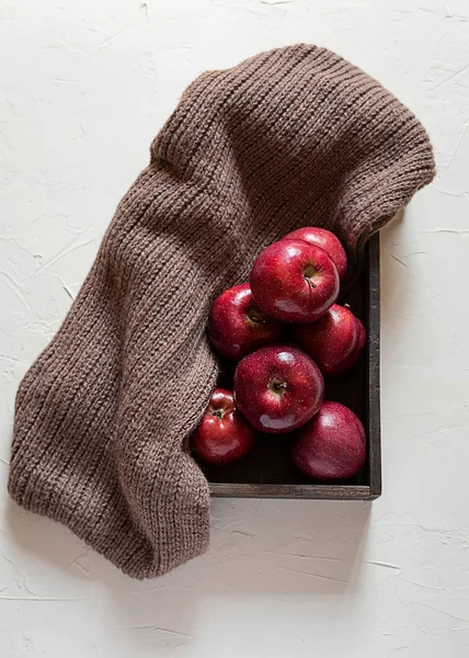 Red fresh autumn apples in a black wooden box on the white table. Vitamins concept, healthcare. — Stock Photo, Image