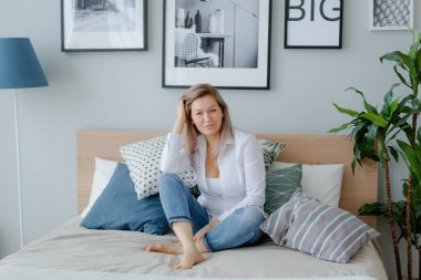 Rahat iç yatakta Sarışın genç kadın