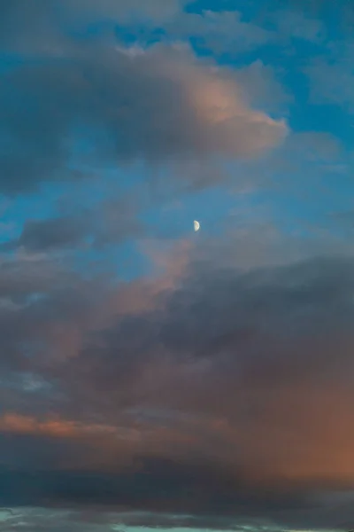 Вечернее яркое облачное небо на летнем закате — стоковое фото